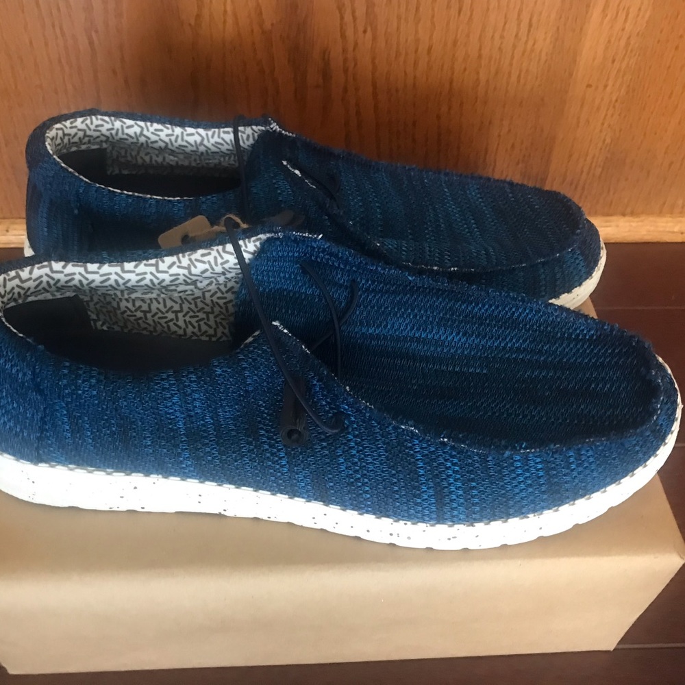 "Brand-New" ON SALE NOW SEVEN -7  MALIBU slip on sneakers  60% DISCOUNT - Picture 3 of 10
